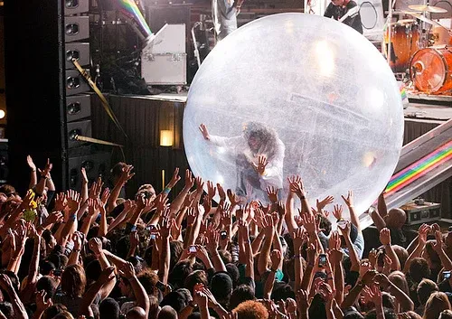 wayne_coyne_in_the_space_bubble